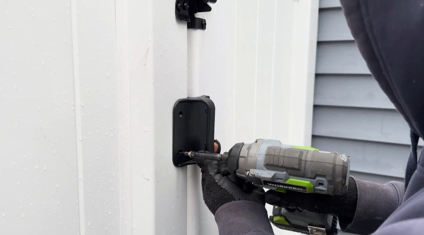 Fence repair and replacement services with power tools in Castro Valley